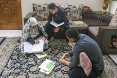 به غیر از فعالیت در بیمارستان و کارهای خانه نسرین ستاری در مطالعه و انجام تکالیف مدرسه به فرزندان دوقولو خویش کمک می کند