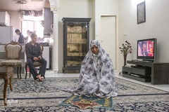 نسرین ستاری نماز ظهر را می خواند تا مجدد آماده رفتن به محل کار شود
