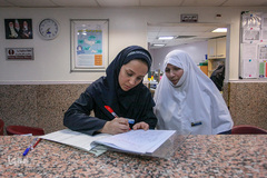 نسرین ستاری در حال صحبت با سرپرست بخش