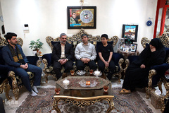 دیدار هفتگی نمایندگان جامعه قرآنی با خانواده شهید مدافع حرم «تقی ارغوانی»
