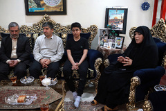 دیدار هفتگی نمایندگان جامعه قرآنی با خانواده شهید مدافع حرم «تقی ارغوانی»