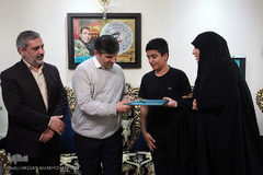 دیدار هفتگی نمایندگان جامعه قرآنی با خانواده شهید مدافع حرم «تقی ارغوانی»
