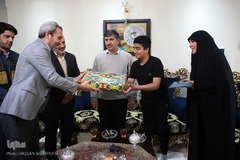 دیدار هفتگی نمایندگان جامعه قرآنی با خانواده شهید مدافع حرم «تقی ارغوانی»