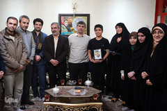 دیدار هفتگی نمایندگان جامعه قرآنی با خانواده شهید مدافع حرم «تقی ارغوانی»