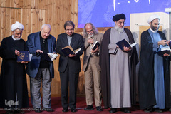 مراسم رونمایی از مجموعه دوازده جلدی گام به گام با امام 