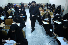 حضور محمد حسین محمدزاده، رییس شبکه قرآن سیما در محل برگزاری آزمون سراسری حفظ و مفاهیم قرآن کریم