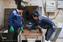 بازار گرم آجیل پزها در آستانه عید نوروز 