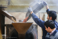 بازار گرم آجیل پزها در آستانه عید نوروز 