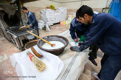 بازار گرم آجیل پزها در آستانه عید نوروز 