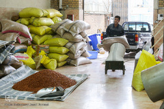 بازار گرم آجیل پزها در آستانه عید نوروز 