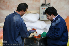 بازار گرم آجیل پزها در آستانه عید نوروز 