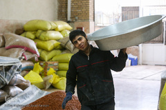 بازار گرم آجیل پزها در آستانه عید نوروز 