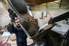 بازار گرم آجیل پزها در آستانه عید نوروز 