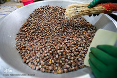 بازار گرم آجیل پزها در آستانه عید نوروز 