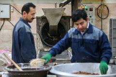 بازار گرم آجیل پزها در آستانه عید نوروز 