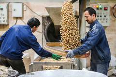 بازار گرم آجیل پزها در آستانه عید نوروز 