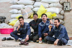 بازار گرم آجیل پزها در آستانه عید نوروز 