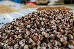 بازار گرم آجیل پزها در آستانه عید نوروز 