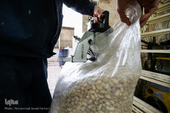 بازار گرم آجیل پزها در آستانه عید نوروز 