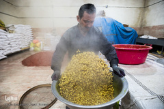 بازار گرم آجیل پزها در آستانه عید نوروز 