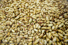 بازار گرم آجیل پزها در آستانه عید نوروز 