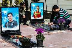 خانه تکانی قبور شهدا در آخرین پنجشنبه سال ۹۶