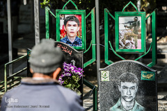 خانه تکانی قبور شهدا در آخرین پنجشنبه سال ۹۶