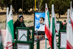 خانه تکانی قبور شهدا در آخرین پنجشنبه سال ۹۶