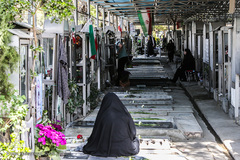 خانه تکانی قبور شهدا در آخرین پنجشنبه سال ۹۶