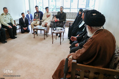 دیدار خانواده‌های دو شهید نیروی انتظامی با رهبر انقلاب