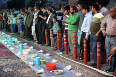 سفره افطاری هیئت حضرت ابوالفضل(ع) بلوار ابوذر تهران