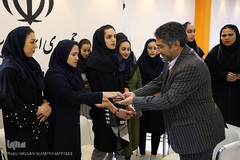 اعطای کلام الله مجید به اعضای تیم ملی والیبال بانوان توسط استاد رحیم خاکی مشاور قرآنی وزیر ورزش