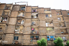 ساختمان 6 طبقه در خرمشهر وضعیت بسیار بحرانی دارد و تمام ساکنین آن به صورت تصرفی در آن سکونت دارند.