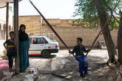 در شهر خرمشهر هنوز هم خانواده‌هایی وجود دارد که در خانه‌های تصرفی زندگی می‌کنند.