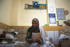 زهلوله خانم، تومور مغزی دارد. او از گرانی داروها شکایت می کند و قادر به پرداخت هزینه های درمانی خود نیست.