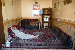 بسیاری از افراد مسن تنها زندگی می کنند و کسی از آنها مراقبت نمی کند.