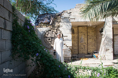 آقا احمد و خانواده اش در خانه ای زندگی می کنند که در زمان جنگ مورد اصابت خمپاره قرار گرفته است. او یکی از چشمان خود را بر اثر موج انفجار از دست داده است.