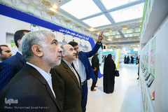بازدید وزیر ورزش و جوانان از نمایشگاه قرآن