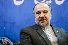 بازدید وزیر ورزش و جوانان از نمایشگاه قرآن