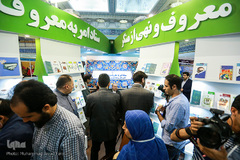 بازدید وزیر ورزش و جوانان از نمایشگاه قرآن