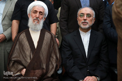 علی‌اکبر صالحی، رئیس سازمان انرژی اتمی و حجت الاسلام صدیقی، امام جمعه موقت تهران در مراسم تشییع پیکر مرحوم حجت الاسلام «احمد احمدی»