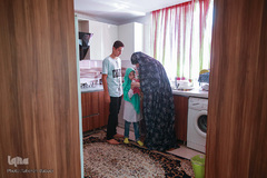 ضحی علارقم سن کم اش در خانه همراه و کمک مادر می باشد