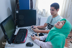 وی همچنین در زمان های ازاد خود با برادر بزرگتر خود به بازی می پردازد