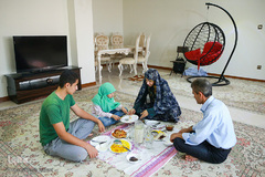 ضحی و خانواده اش در کنار هم ناهار را صرف می کنند