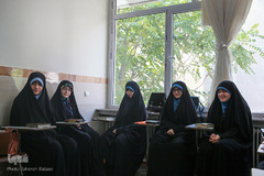 کلاس حفظ قرآن که ضحی در کنار دیگر دختران در حال فراگیری قرآن است