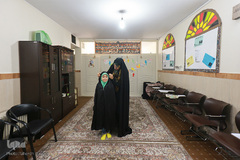 ضحی و مادرش در حال بازگشت به خانه