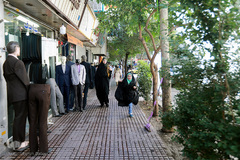 ضحی و مادرش در حال بازگشت به خانه