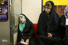 ضحی در مسر بازگشت به خانه در حال گوش دادن قرآن است