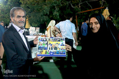 اهدای قاب عکسی از سفر اخیر جراحان خیر موسسه ملی سلامت مرهم به خراسان جنوبی توسط مرضیه منگلی، دبیر سرویس اجتماعی ایکنا به دکتر عبدالجلیل کلانتر هرمزی، سرپرست گروه پزشکان خیر مناطق محروم(مرهم) 