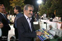 اهدای قاب عکسی از سفر اخیر جراحان خیر موسسه ملی سلامت مرهم به خراسان جنوبی توسط مرضیه منگلی، دبیر سرویس اجتماعی ایکنا به دکتر عبدالجلیل کلانتر هرمزی، سرپرست گروه پزشکان خیر مناطق محروم(مرهم) 